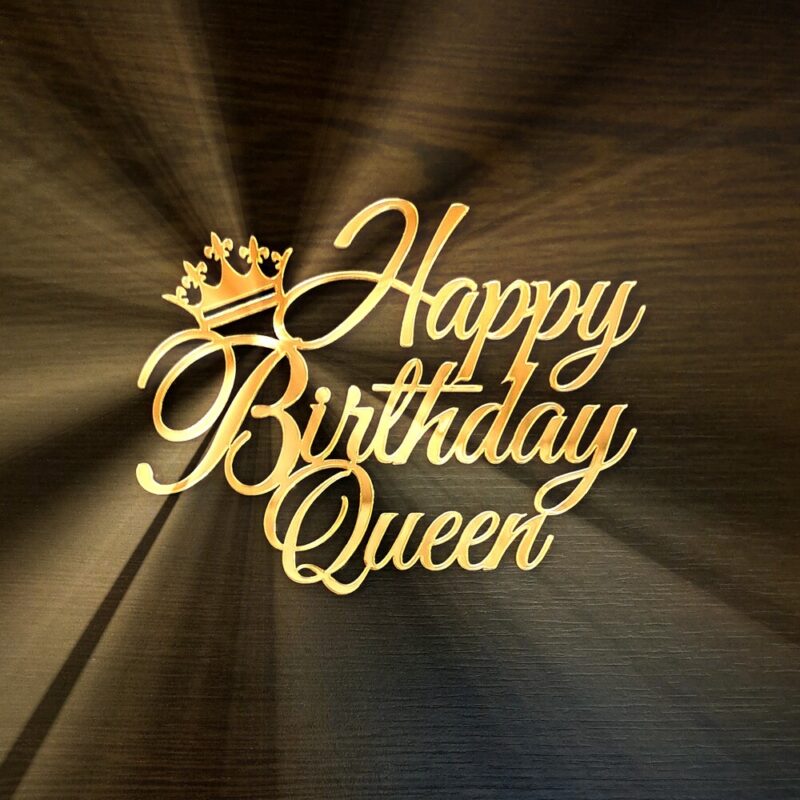 надпис за торта happy birthday queen за рожден ден направен от акрилно огледало