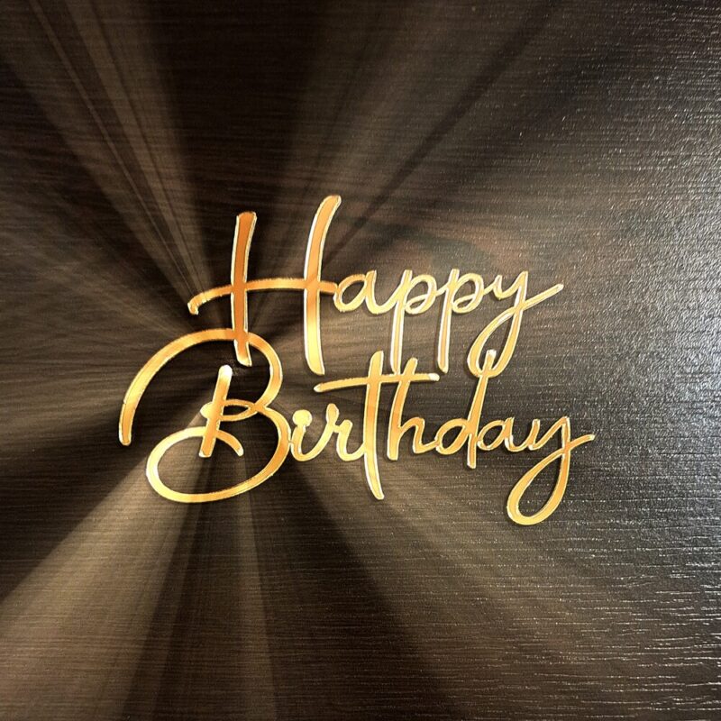 надпис за торта happy birthday за рожден ден направен от акрилно огледало