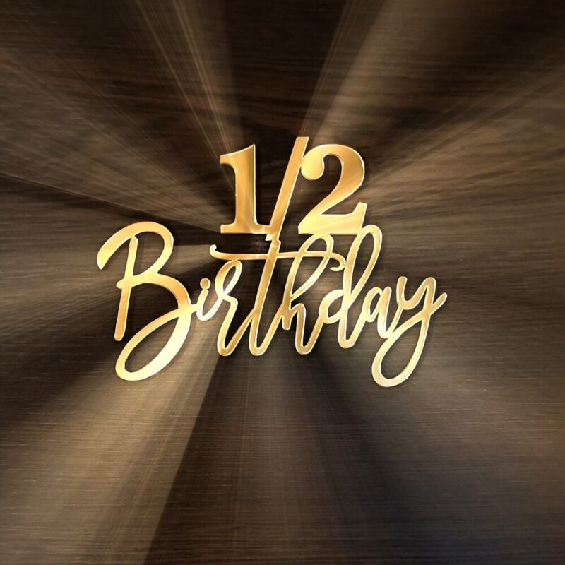 надпис за торта 1/2 birthday за рожден ден направен от акрилно огледало