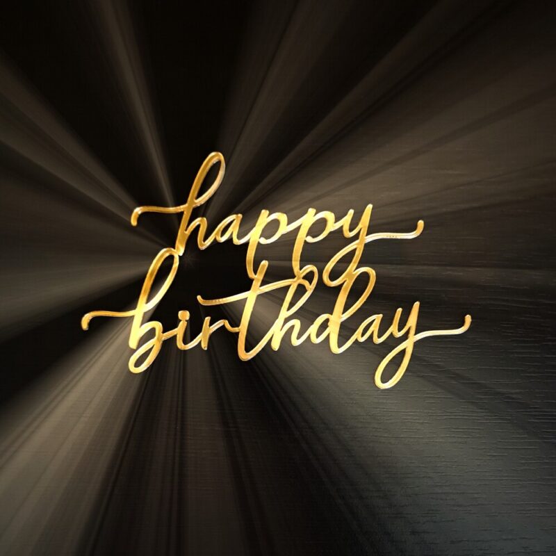 надпис за торта happy birthday за рожден ден направен от акрилно огледало