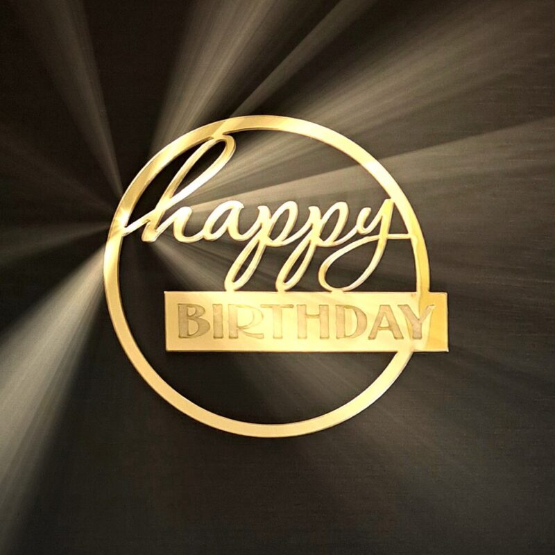 надпис за торта happy birthday във формата на кръг за рожден ден направен от акрилно огледало